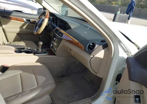 2012 Mercedes-Benz C 250 Sport z USA, uszkodzony, nr VIN WDDGF4HBXCR212565